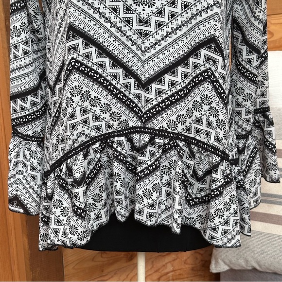 ABOUT A GIRL Black & White Chevron Graphic Asymmetrical Long Sleeve Blouse Sz L - Picture 3 of 13